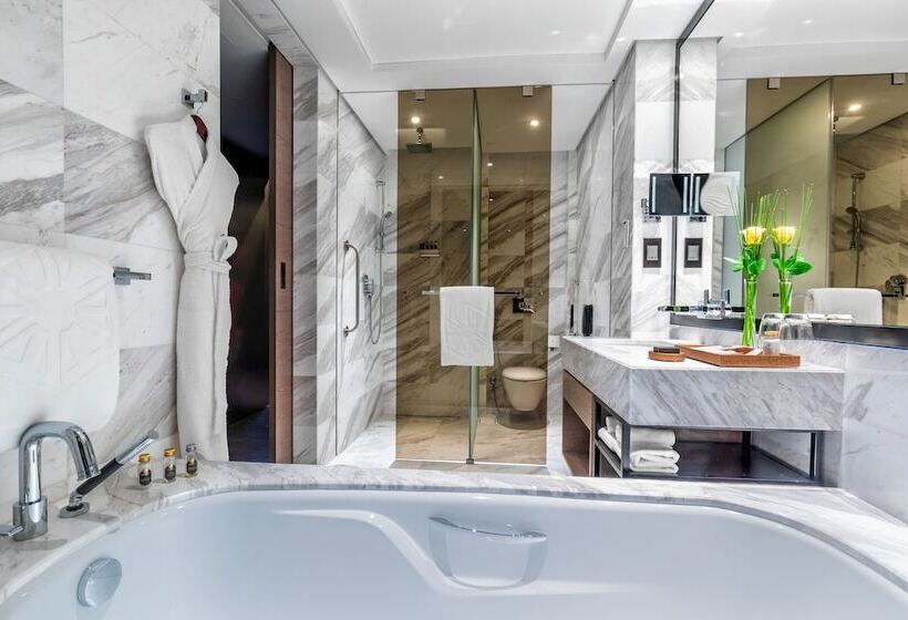 Отель Taj Jumeirah Lakes Towers