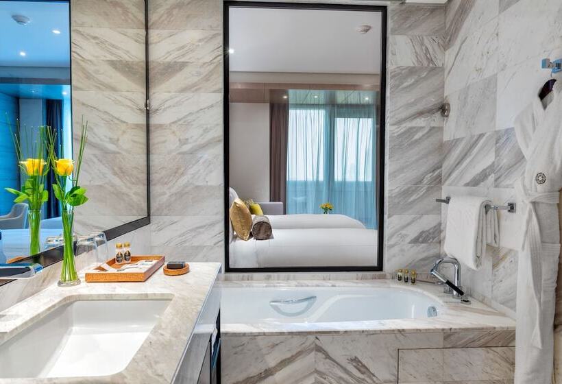 Отель Taj Jumeirah Lakes Towers