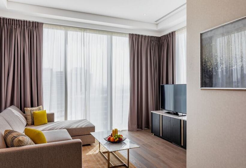 Отель Taj Jumeirah Lakes Towers