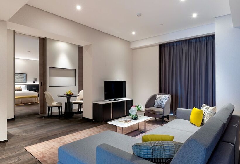 Отель Taj Jumeirah Lakes Towers