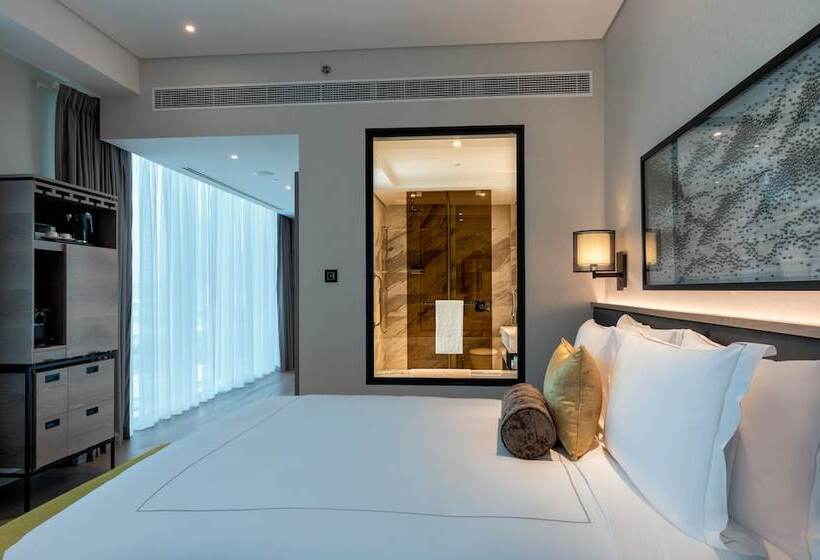 Отель Taj Jumeirah Lakes Towers