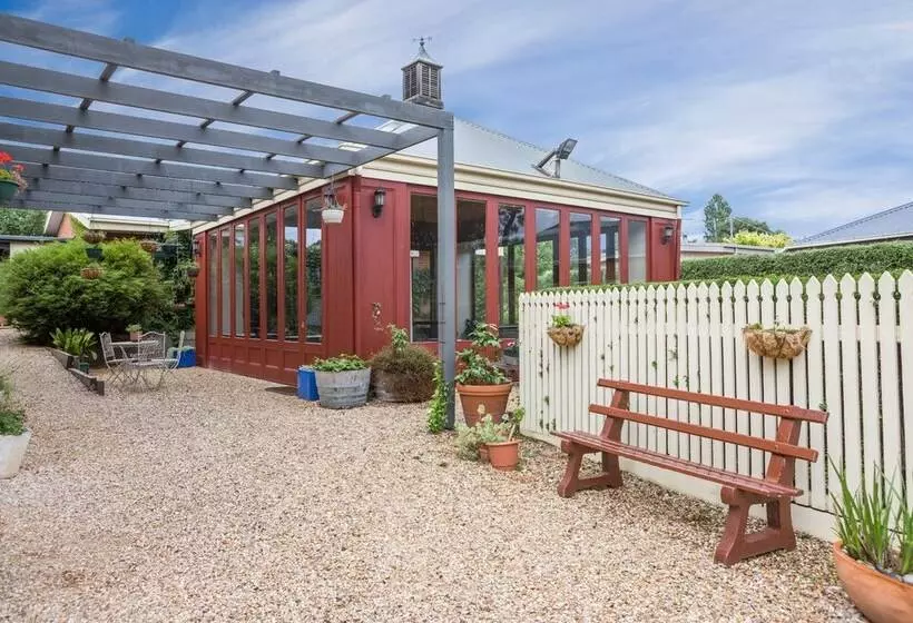 Majatalo Lancefield Guest House