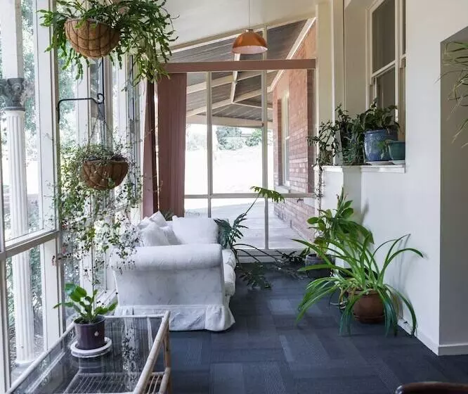 Majatalo Lancefield Guest House