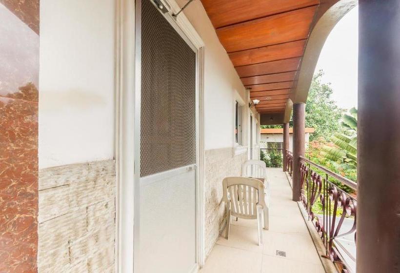 בית מלון כפרי Oyo 491 J & H Apartments