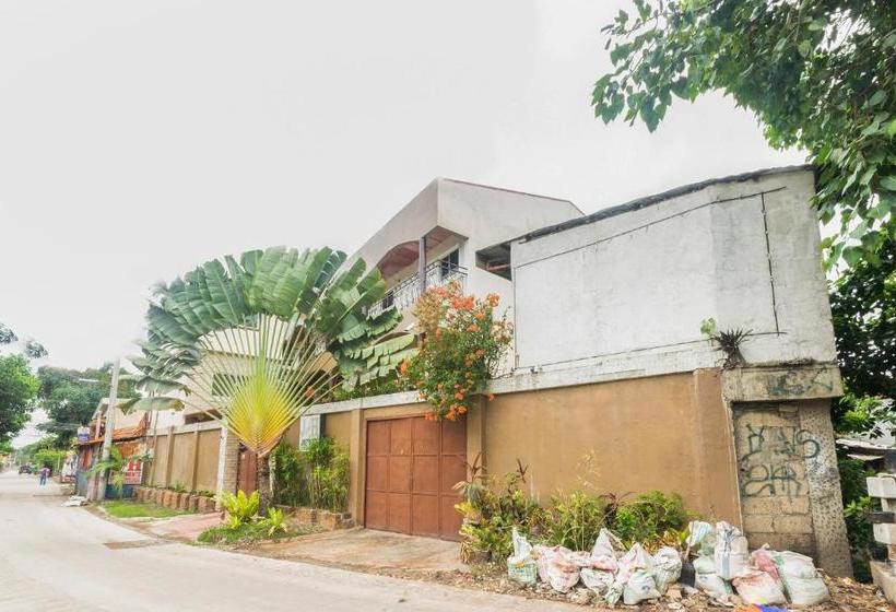 בית מלון כפרי Oyo 491 J & H Apartments