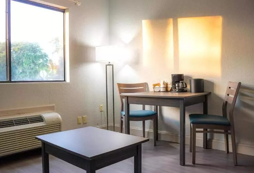 בית מלון כפרי Admiral's Inn On Tybee Island