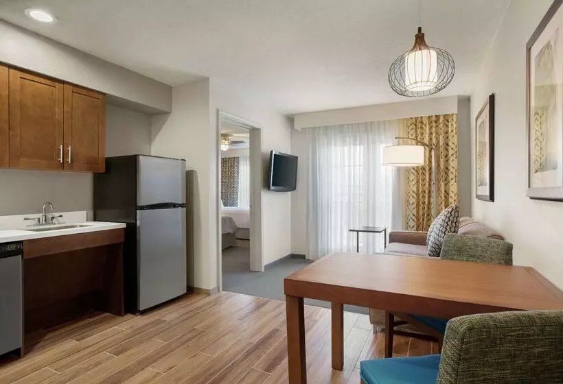 هتل Homewood Suites By Hilton Kansas Cityairport