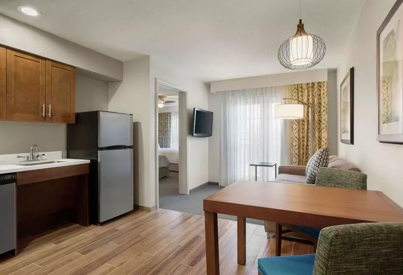 هتل Homewood Suites By Hilton Kansas Cityairport