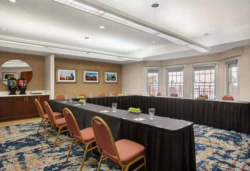 هتل Homewood Suites By Hilton Kansas Cityairport