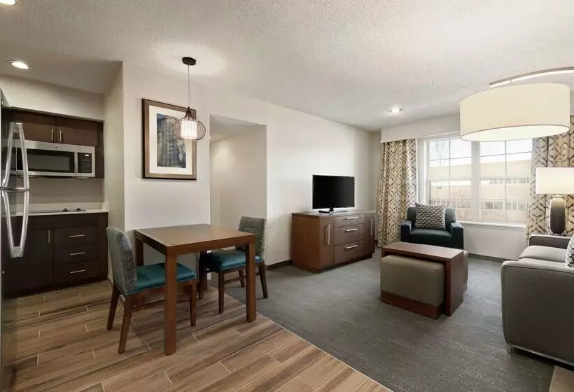 هتل Homewood Suites By Hilton Kansas Cityairport