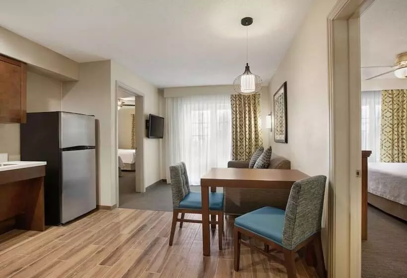 هتل Homewood Suites By Hilton Kansas Cityairport