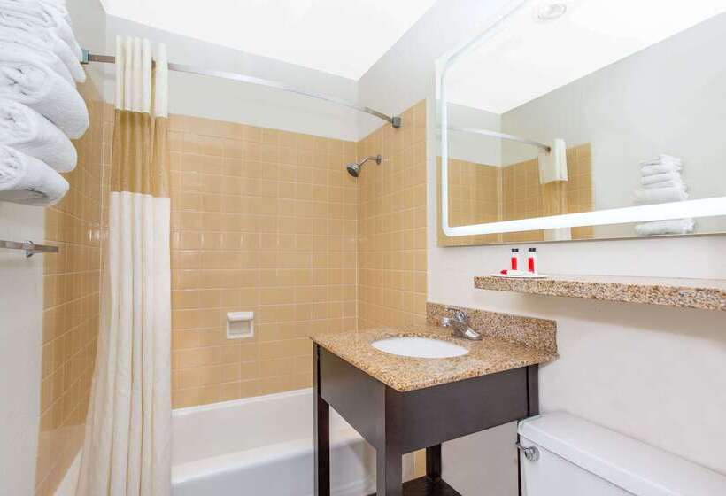 هتل Howard Johnson By Wyndham Colorado Springs