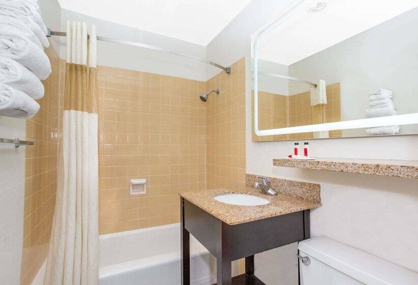 هتل Howard Johnson By Wyndham Colorado Springs