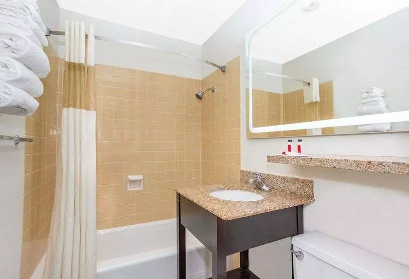 בית מלון כפרי Howard Johnson By Wyndham Colorado Springs