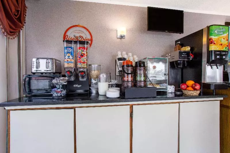 בית מלון כפרי Howard Johnson By Wyndham Colorado Springs