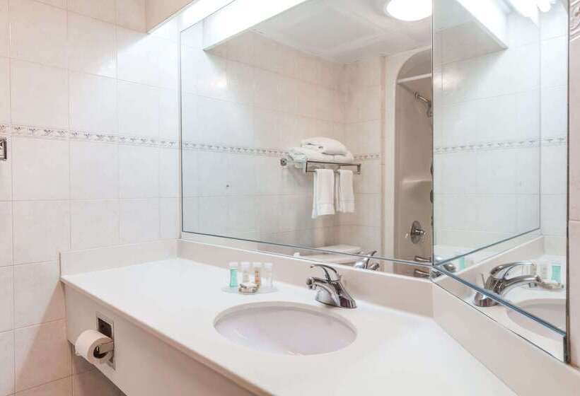 Hotel Howard Johnson By Wyndham Newark Airport