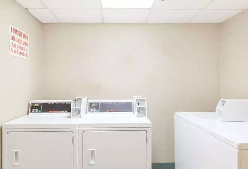 ホテル Howard Johnson  By Wyndham Newark Airport