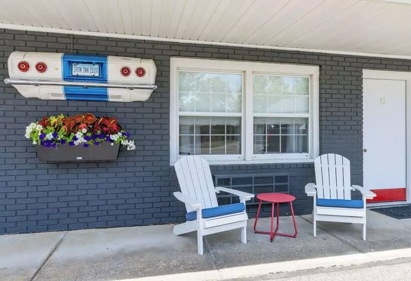 בית מלון כפרי Iron Masters   Inn On Main