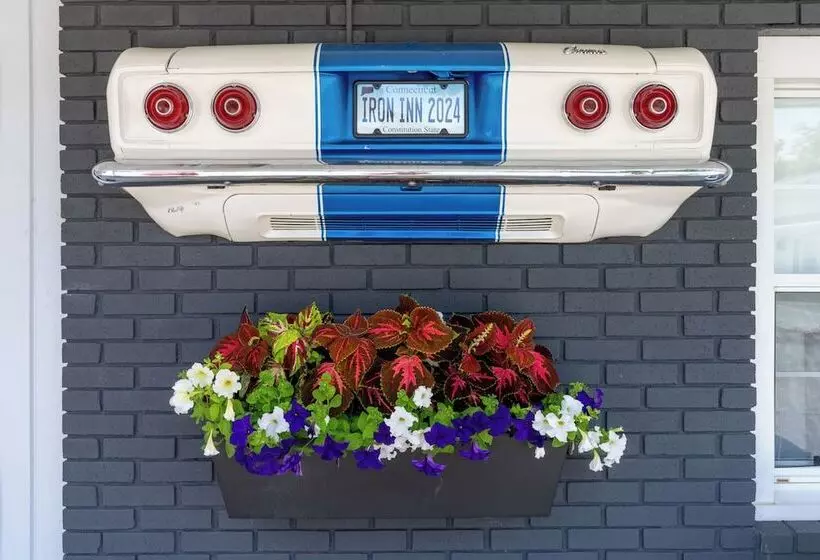 בית מלון כפרי Iron Masters   Inn On Main