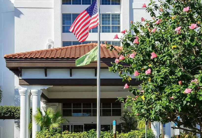 هتل Inn At Pelican Bay