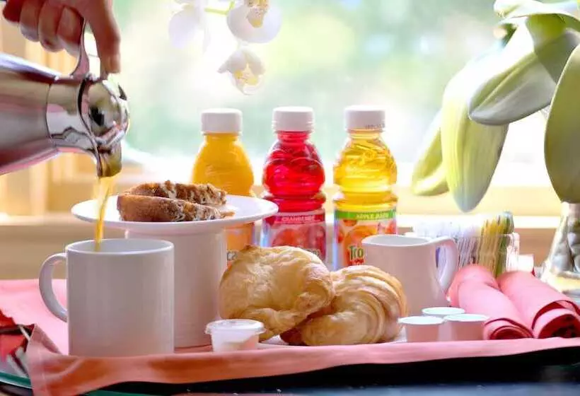 Отель Lambertville Station Restaurant And Inn