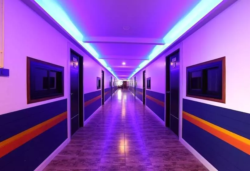 هتل Balcony Party Hostel Beachfront   Adults Only