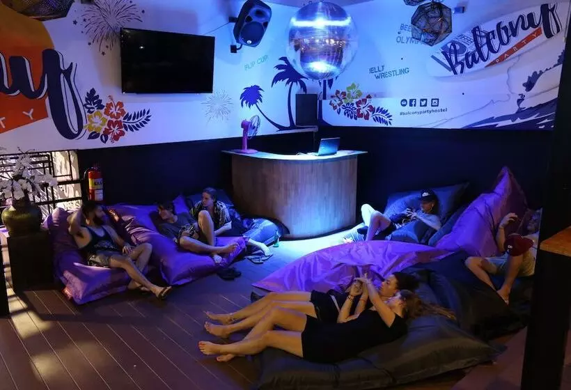 هتل Balcony Party Hostel Beachfront   Adults Only