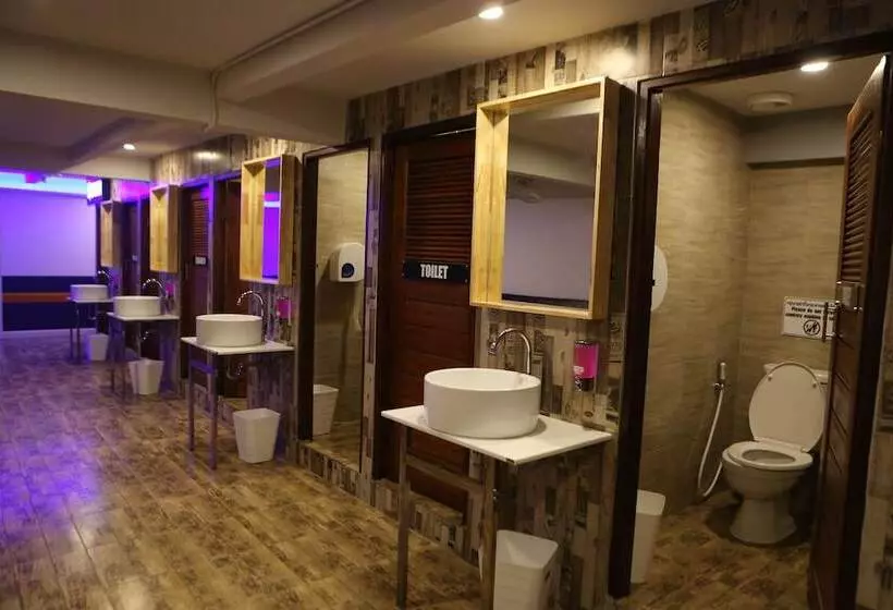 هتل Balcony Party Hostel Beachfront   Adults Only