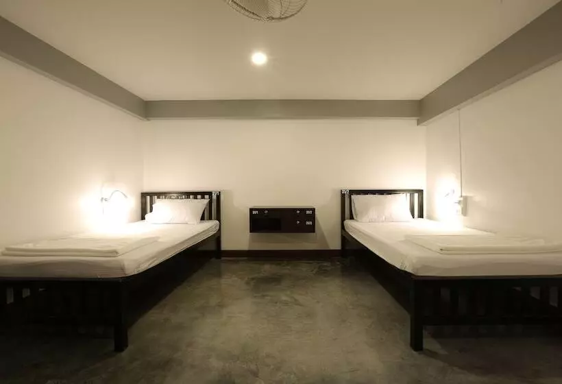 هتل Balcony Party Hostel Beachfront   Adults Only