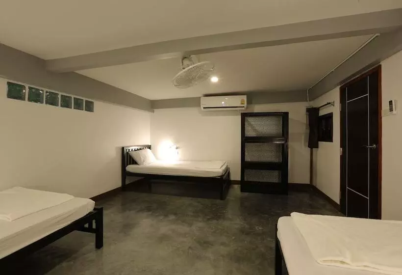 هتل Balcony Party Hostel Beachfront   Adults Only