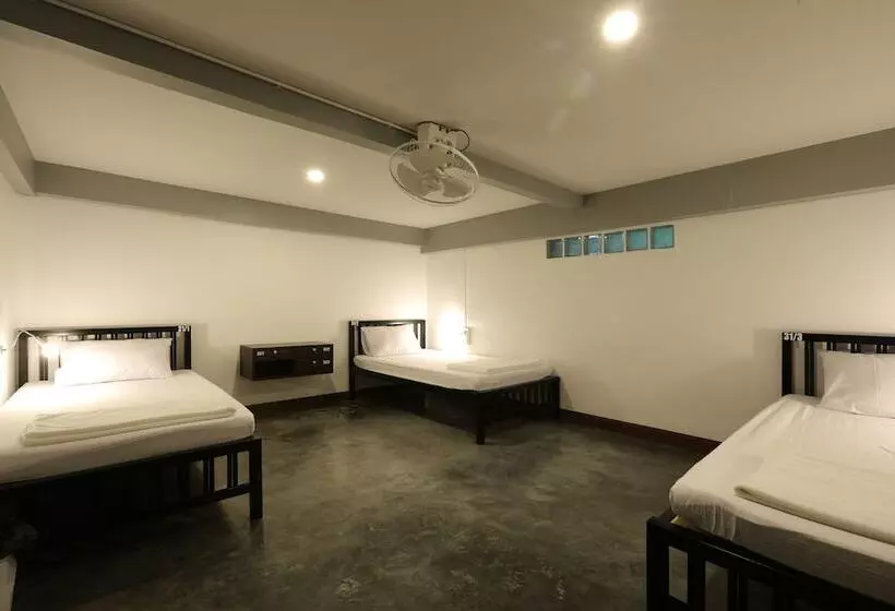 هتل Balcony Party Hostel Beachfront   Adults Only