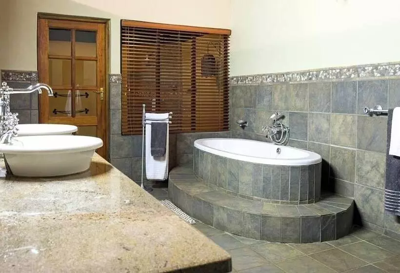 Hotelli Izapa Bush And Game Lodge