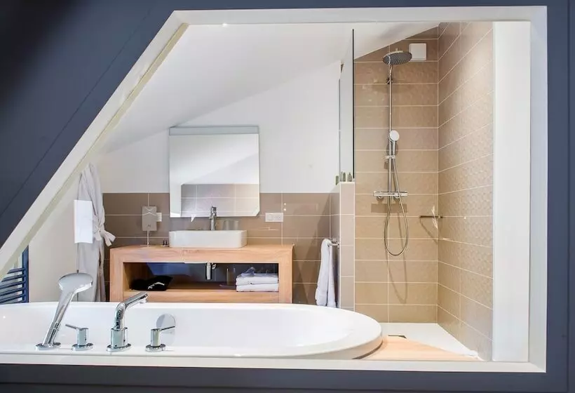 Hotelli Logis Hôtel Le Tilia