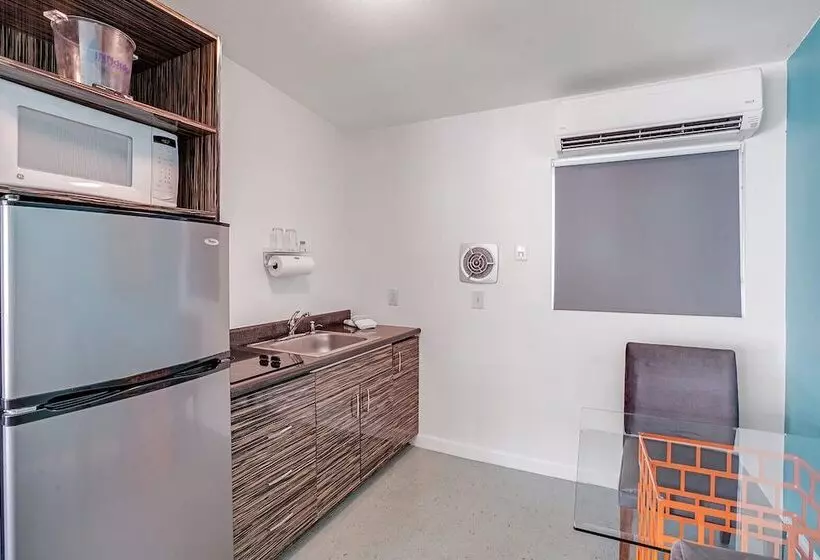 Hotelli Inndulge    A Modern Gay Men S Resort