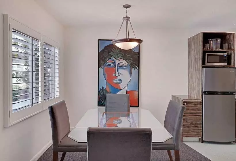 Hotelli Inndulge    A Modern Gay Men S Resort