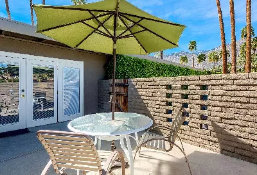 Hotelli Inndulge    A Modern Gay Men S Resort