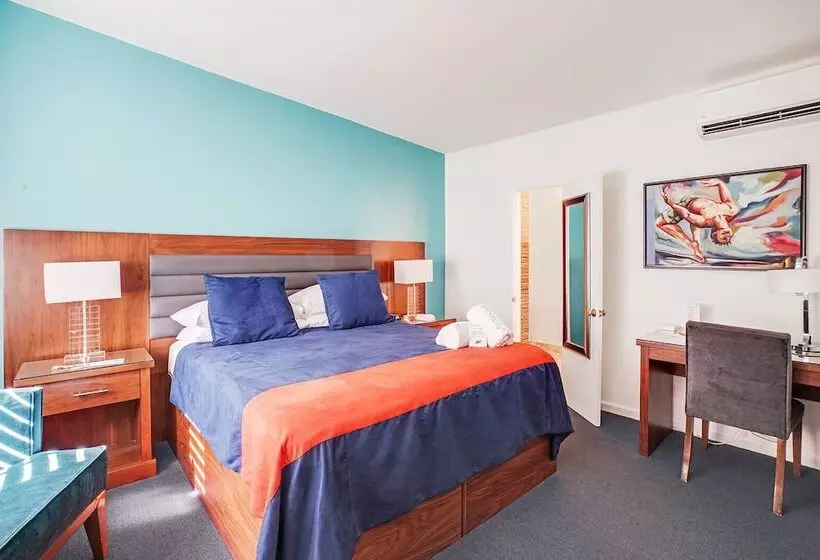 Hotelli Inndulge    A Modern Gay Men S Resort