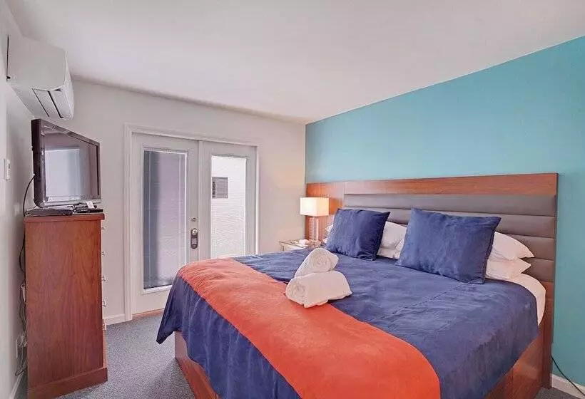 Hotelli Inndulge    A Modern Gay Men S Resort