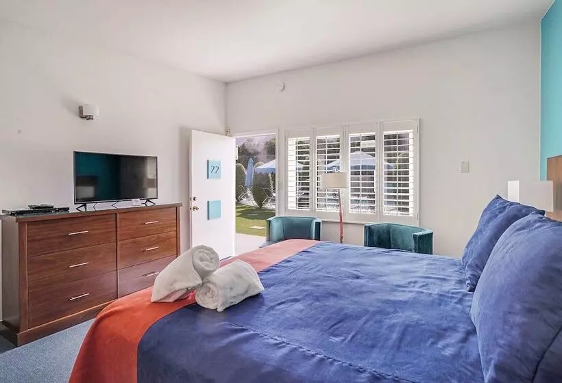 Hotelli Inndulge    A Modern Gay Men S Resort