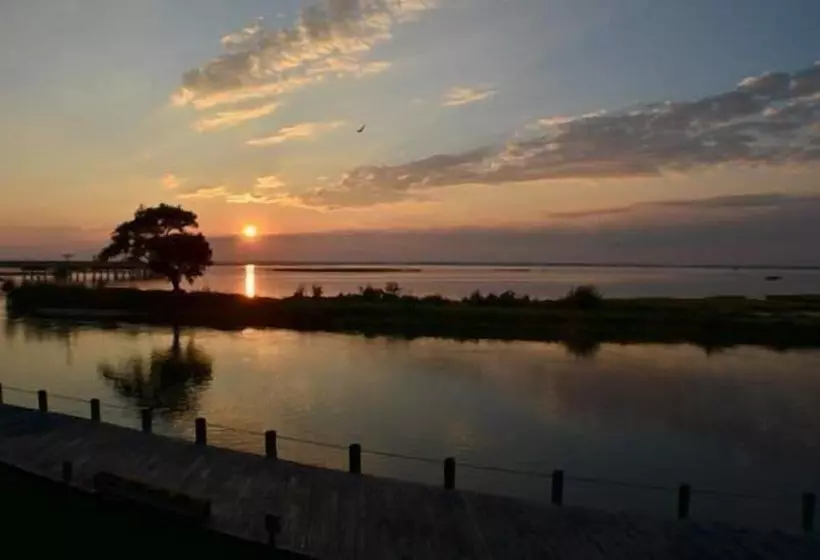 فندق Island Resort