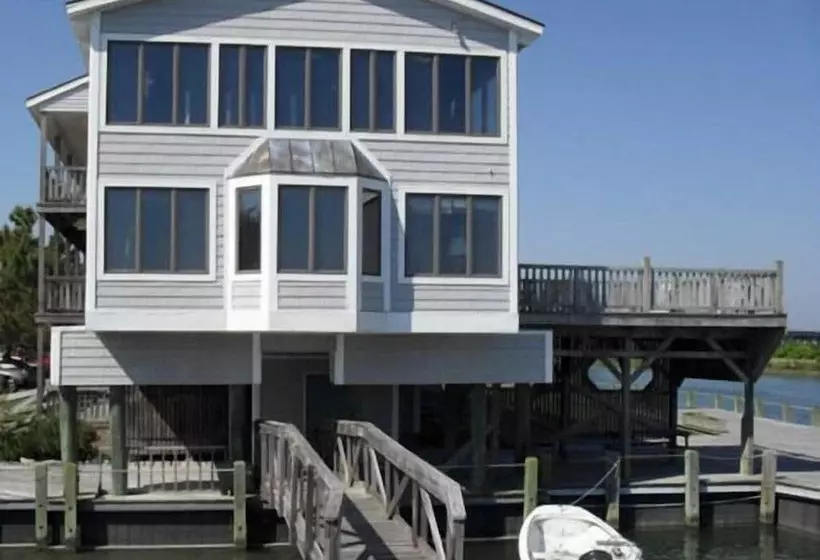 فندق Island Resort