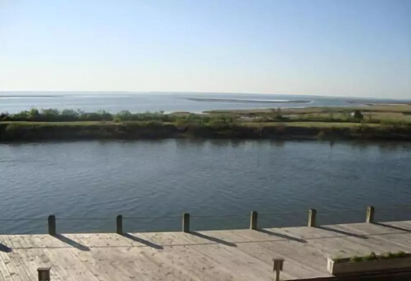 فندق Island Resort