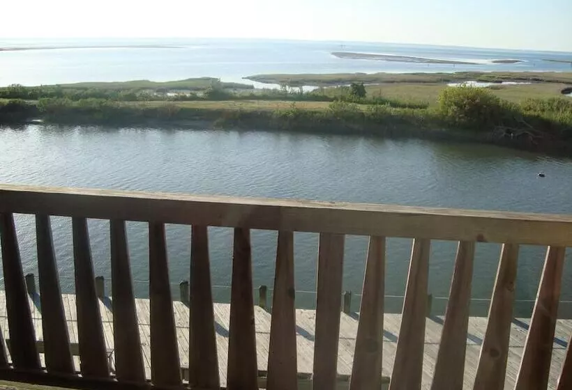 فندق Island Resort