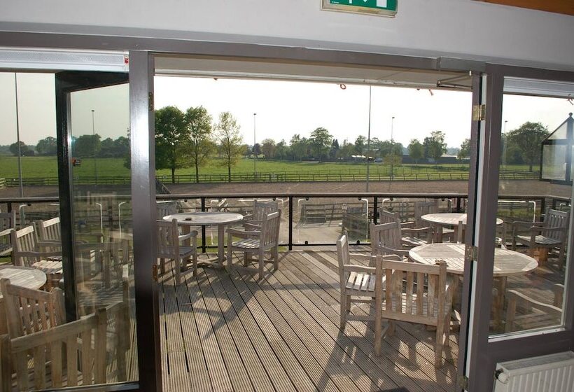 בית מלון כפרי Human & Horse