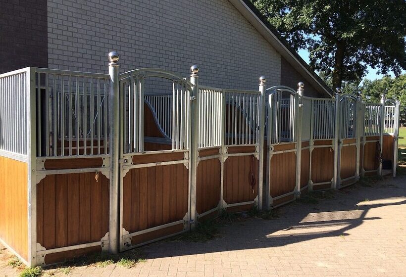 בית מלון כפרי Human & Horse