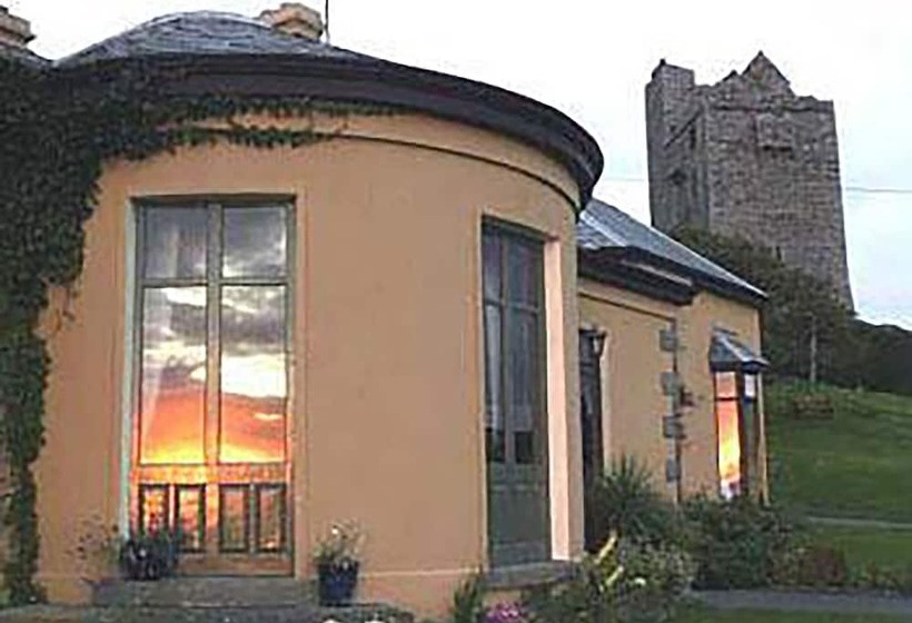 בית מלון כפרי Ballinalacken Castle Country House