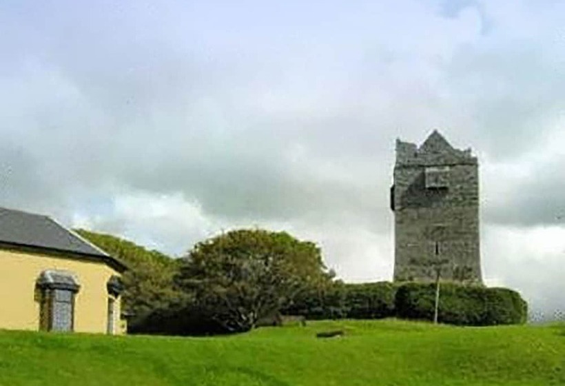 בית מלון כפרי Ballinalacken Castle Country House