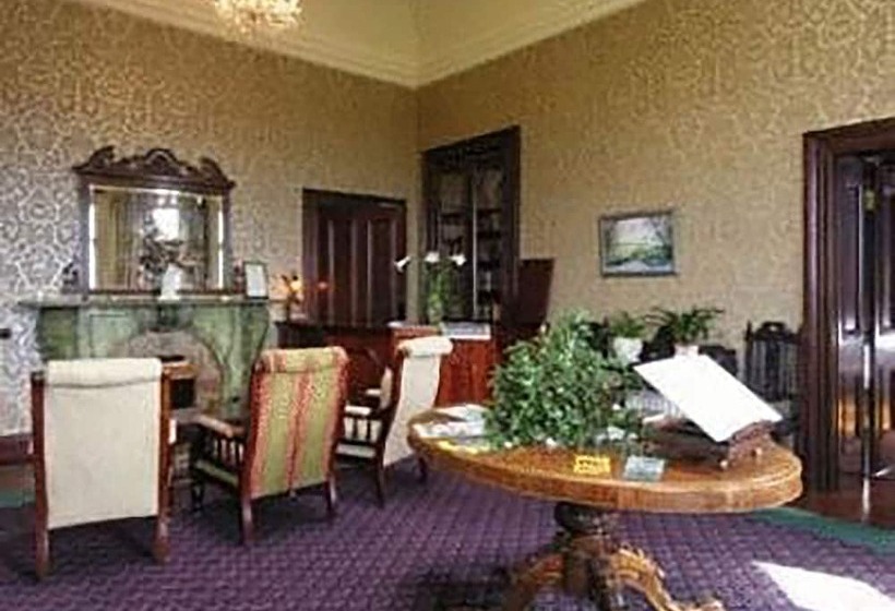 בית מלון כפרי Ballinalacken Castle Country House