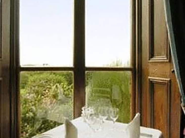 בית מלון כפרי Ballinalacken Castle Country House