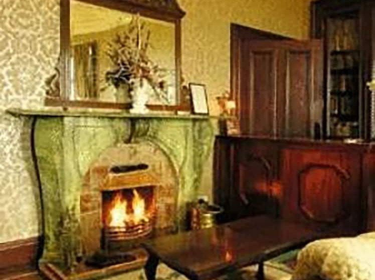 בית מלון כפרי Ballinalacken Castle Country House